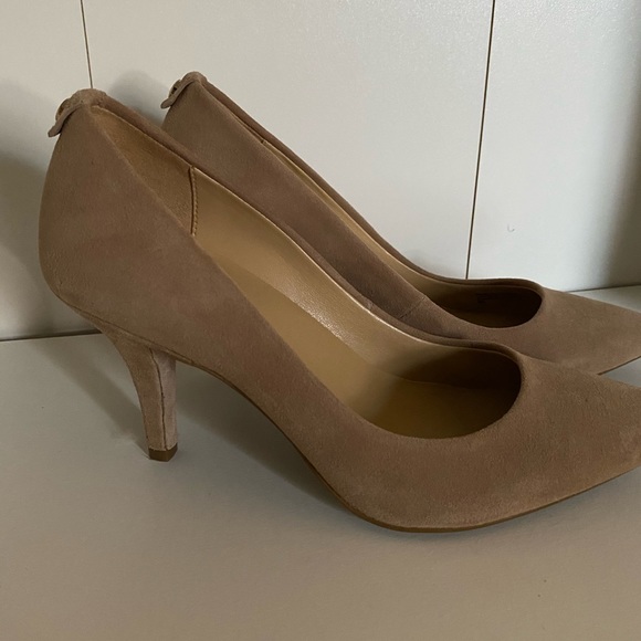 Tan Suede Michael Kors Pumps sz6 - Picture 2 of 4